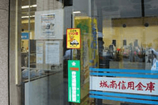 店舗入り口のステッカー