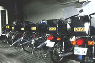 自転車の荷箱にステッカー